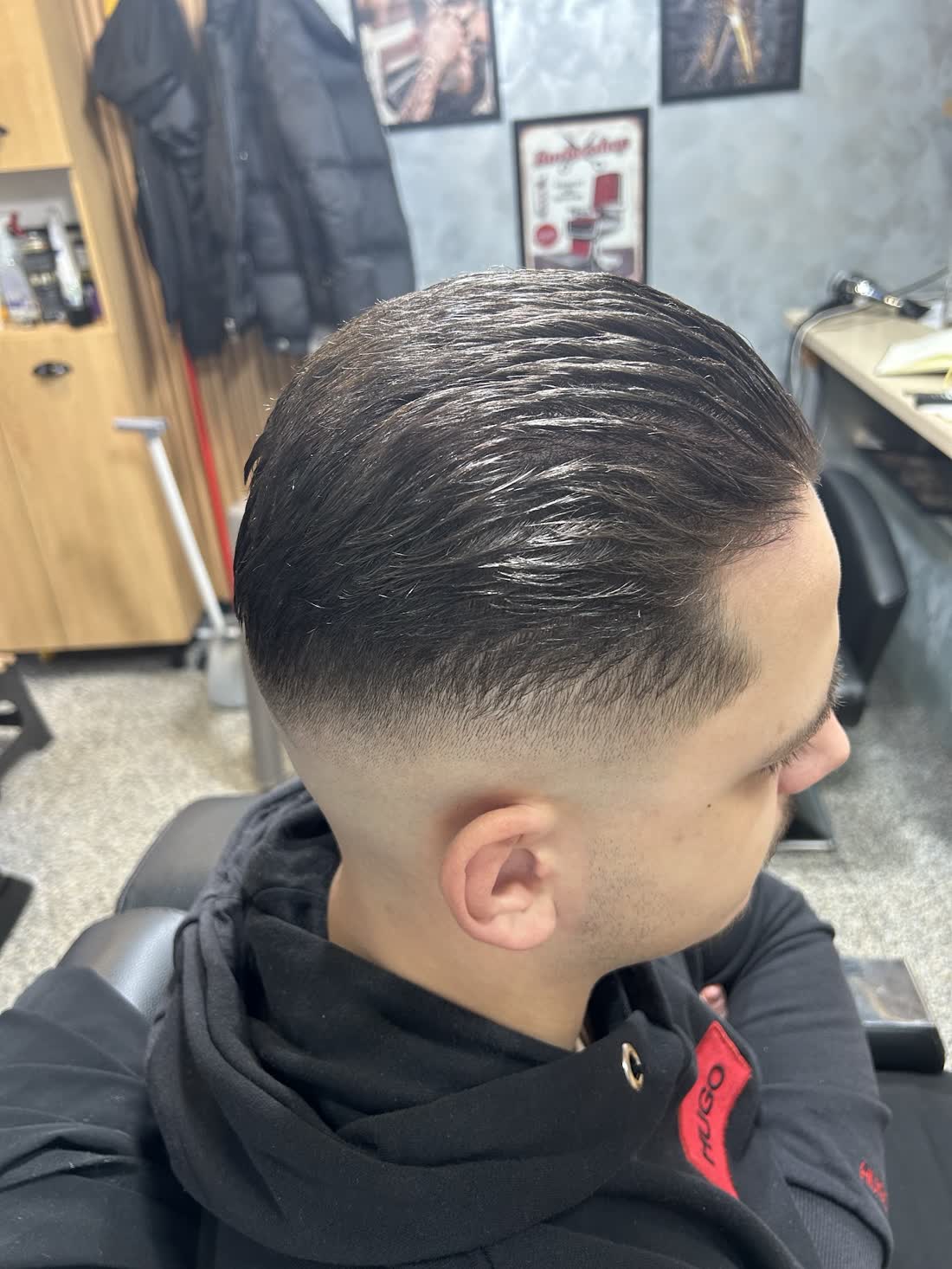 Slick-back cu fade jos, văzut din profil